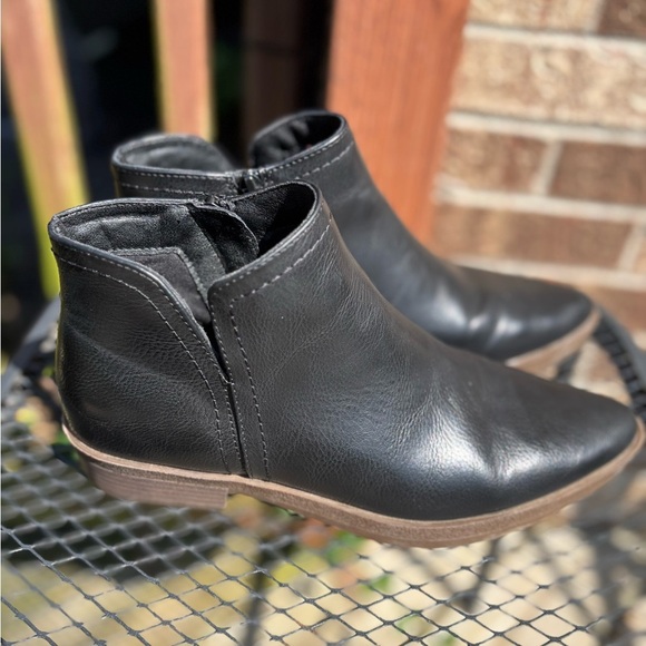 FRYE AND CO. ILISHA BLACK SIDE ZIP STACKED HEEL ANKLE BOOTIES BOOTS SZ 9 - Picture 1 of 10